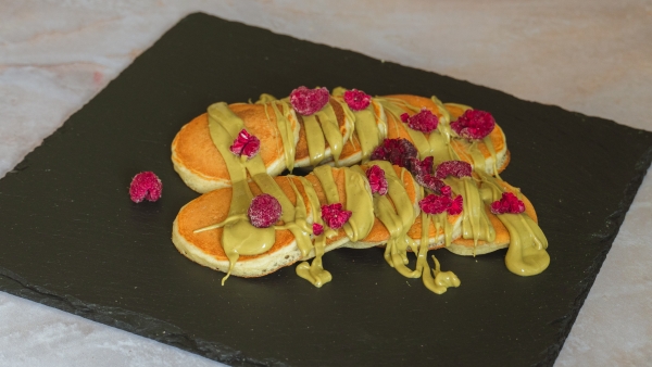 Mini američke palačinke - pistaći. malina